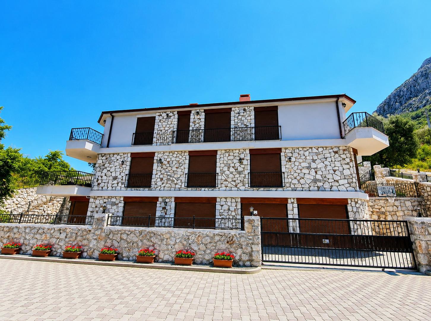 Karaburun Saip Deniz Manzaralı Satılık 2 Taş Villa (5+1 & 2+1 ) fotoğraf 2