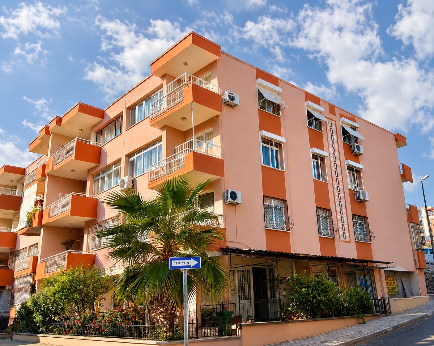 İzmir Üçyolda Metroya Caddeye Çok Yakın Kiralık 3+1 Daire