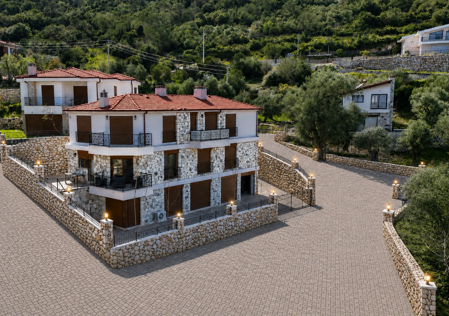 Karaburun Saip Deniz Manzaralı Satılık 2 Taş Villa (5+1 & 2+1 )